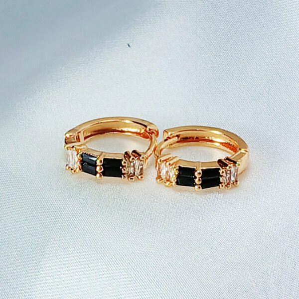 Golden Ear Ring Black 1