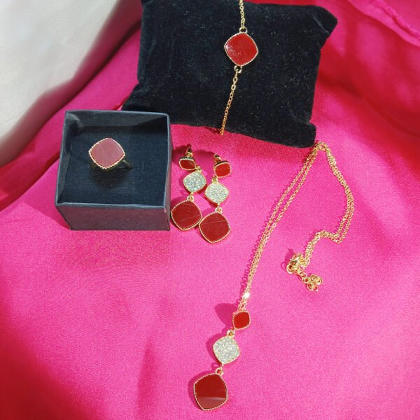Golden Red Set - lifestyle