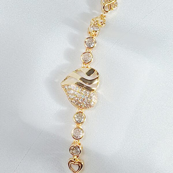 Golden Heart Bracelet - Lifestyle - Luxore